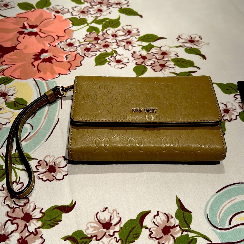 Nine West wristlet. Tan no stains. Holds cards outside pocket Smoke free home